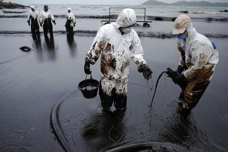 Oil spills from hydraulic systems lead to marine environmental pollution